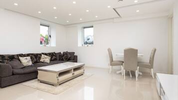Apartment, 2 Bedrooms, Smoking, City View | Living room