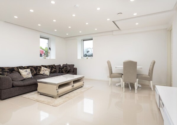 Apartment, 2 Bedrooms, Smoking, City View | Living room