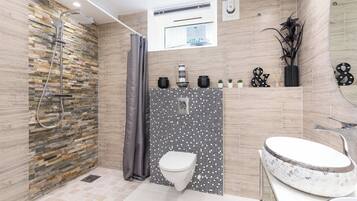 Apartment, 2 Bedrooms, Smoking, City View | Bathroom