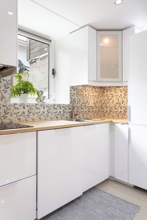 Apartment, 2 Bedrooms, Smoking, City View | Interior