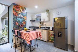 Kylskåp, mikrovågsugn, diskmaskin och kaffe- och tebryggare