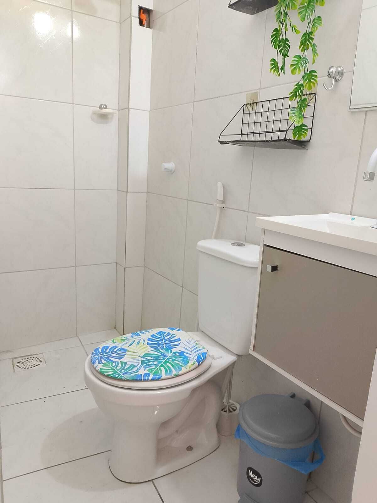 Chuveiro, sabonete, papel higiênico 