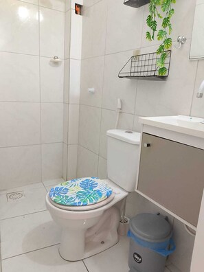 Regadera, jabón, papel de baño 