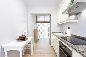 Microondas, horno, parrilla de estufa y cafetera y tetera 