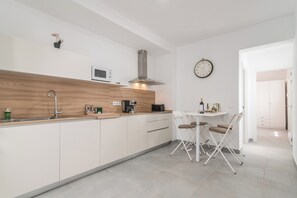 Microonde, piano cottura, lavastoviglie, macchina per tè/caffè