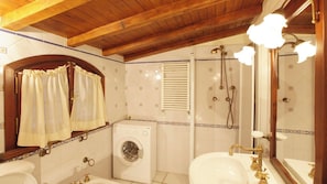 Ducha, secador de pelo, bidé y toallas