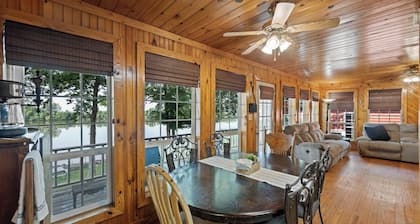 Charming 3-bedroom Tennessee River cabin with WiFi, AC & dock near Savannah, TN