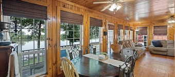 Charming 3-bedroom Tennessee River cabin with WiFi, AC & dock near Savannah, TN