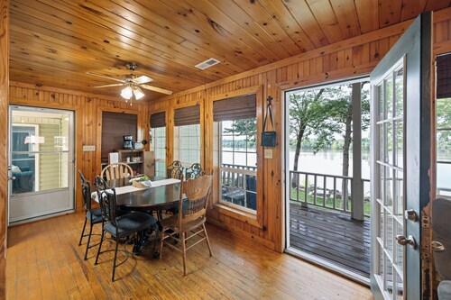 Charming 3-bedroom Tennessee River cabin with WiFi, AC & dock near Savannah, TN