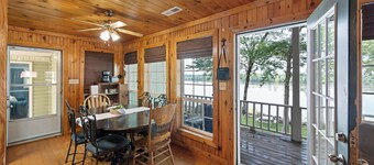 Charming 3-bedroom Tennessee River cabin with WiFi, AC & dock near Savannah, TN