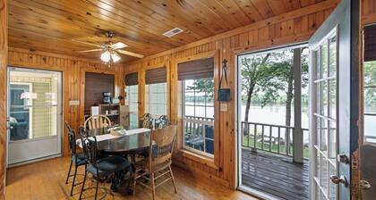 Charming 3-bedroom Tennessee River cabin with WiFi, AC & dock near Savannah, TN
