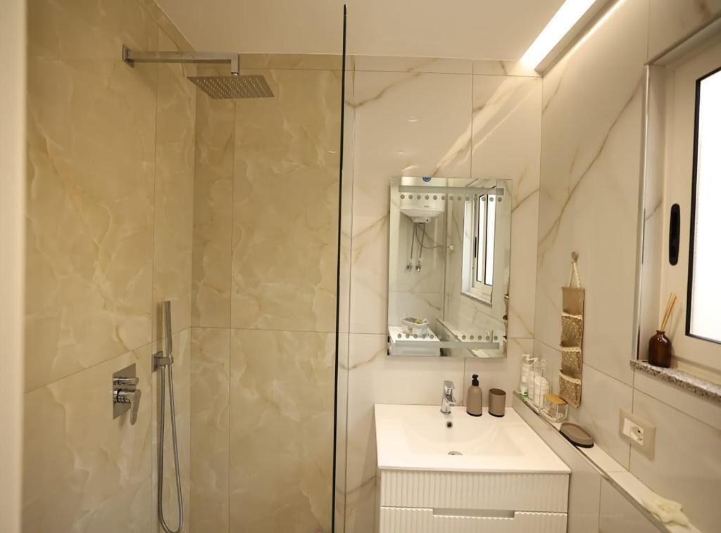 Estudio estándar | Baño | Ducha, artículos de higiene personal gratuitos, zapatillas y toallas