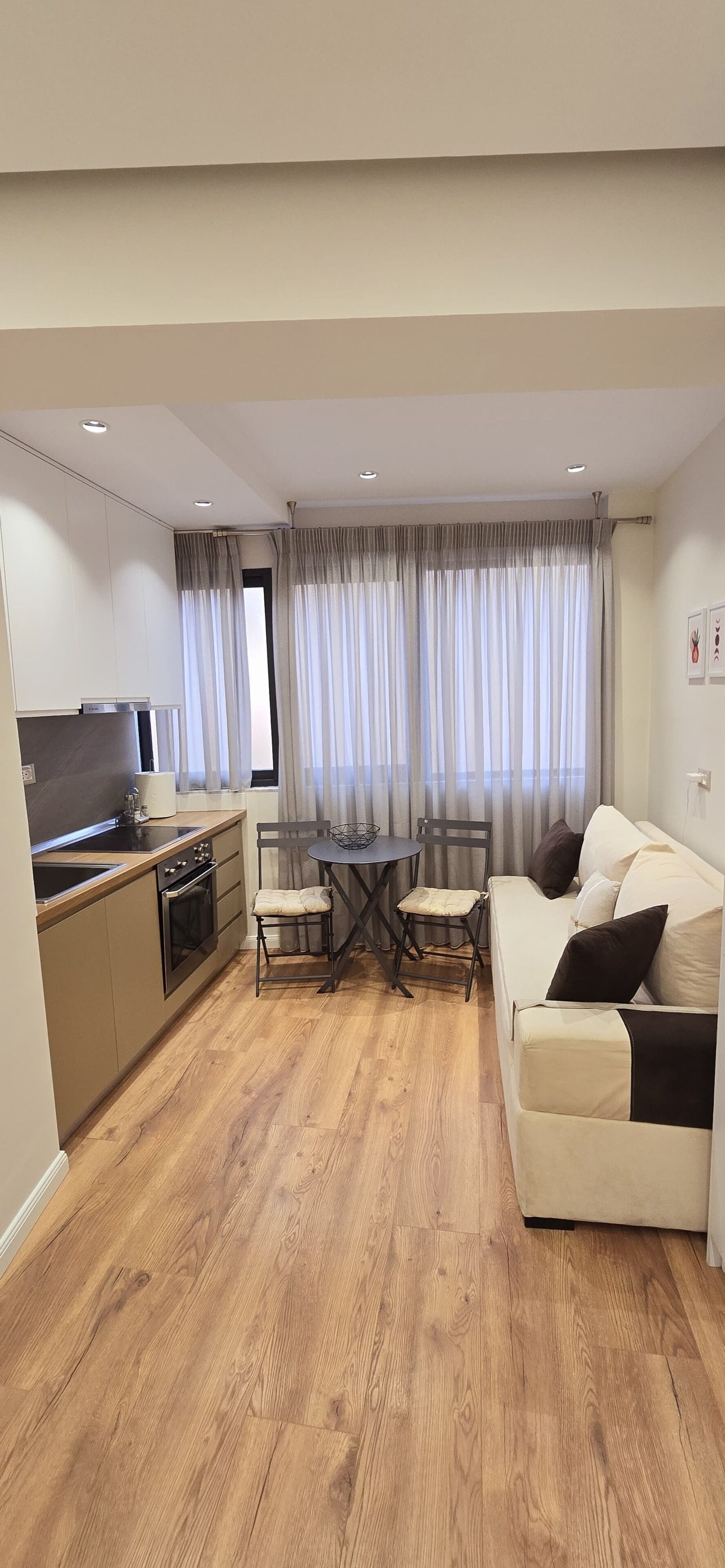 Standard Studio | Living area | Flat-screen TV