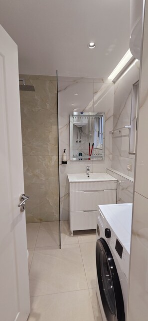 Standard Studio | Bathroom | Shower, free toiletries, slippers, towels - Arkle Apartment 7 (Tirana)
