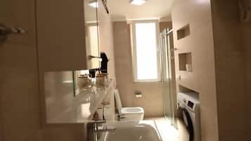 Lejlighed | Badeværelse | Bruser, gratis toiletartikler, hjemmesko, håndklæder