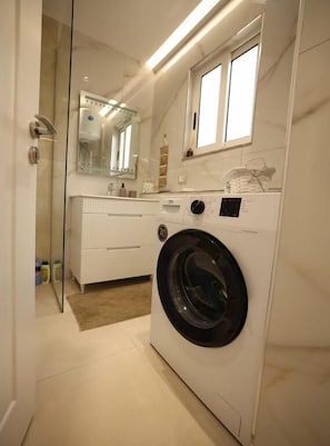 Estudio estándar | Baño | Regadera, amenidades de baño gratuitas, pantuflas, toallas 