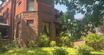 Historic Victorian - 2 queen size beds, with WiFi, AC, TV.