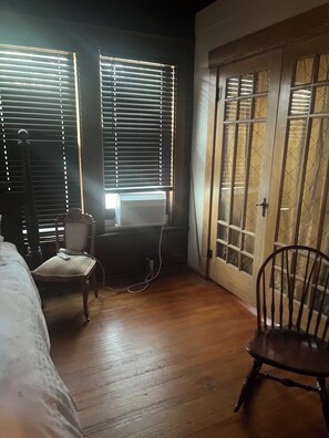 2 bedrooms, desk, iron/ironing board, free WiFi - Historic Victorian - 2 queen size beds, with  kitchen, WiFi, AC, TV. (Lincoln)