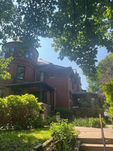 Historic Victorian - 2 queen size beds, with WiFi, AC, TV.