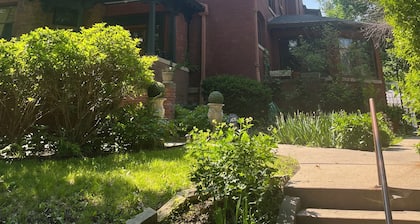 Historic Victorian - 2 queen size beds, with WiFi, AC, TV.