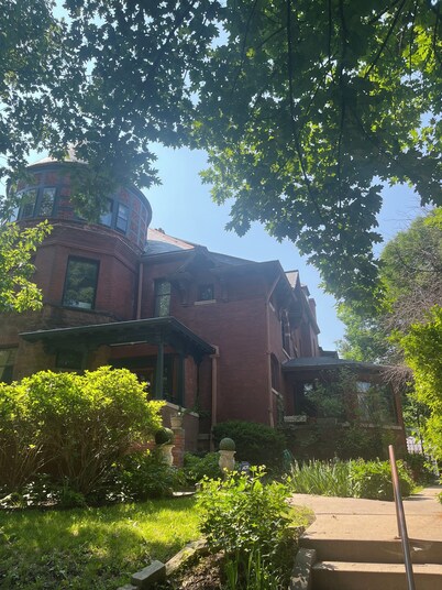 Historic Victorian - 2 queen size beds, with WiFi, AC, TV.