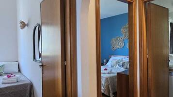 2 chambres, coffres-forts dans les chambres, fer et planche Ă  repasser