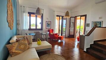 Smart TV, caminetto, tavolo da calcetto, libri