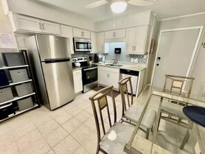 Fridge, microwave, oven, stovetop - Flip-Flop Getaways (Hilton Head Island)