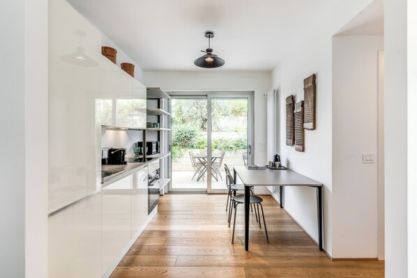 Kühlschrank, Mikrowelle, Ofen, Herdplatte