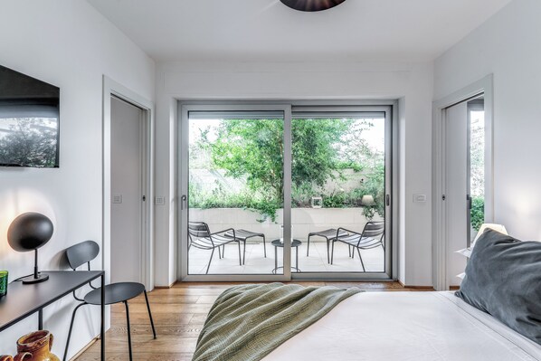 2 bedrooms, in-room safe, iron/ironing board, free WiFi