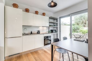 Frigorifero, microonde, forno, piano cottura