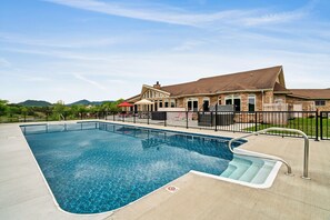 Pool - Lakefront - Pool & Dock. 10+Private acres. (Dandridge)