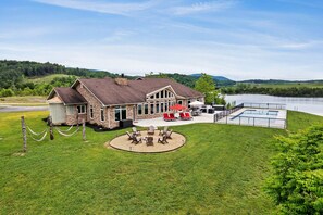 Exterior - Lakefront - Pool & Dock. 10+Private acres. (Dandridge)