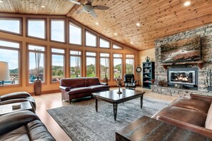 Living area - Lakefront - Pool & Dock. 10+Private acres. (Dandridge)