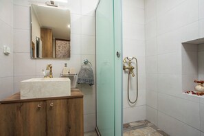 Regadera, secadora de cabello, toallas, jabón 
