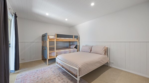 5 Schlafzimmer, Schreibtisch, Reisekinderbett, WLAN