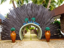La entrada al Big Blue Resort, con un arco de bambú y palmeras.