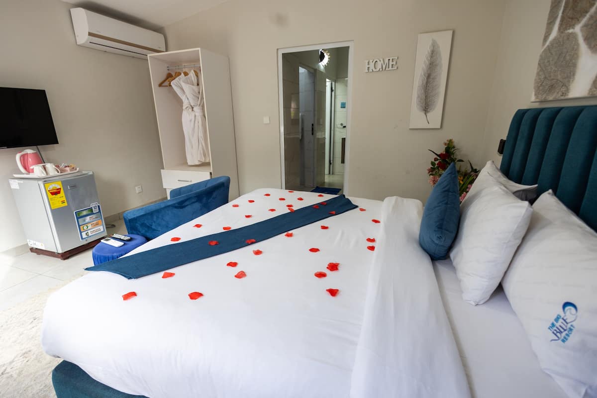 Laptop workspace, blackout curtains, iron/ironing board, free WiFi