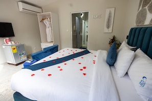 Laptop workspace, blackout curtains, iron/ironing board, free WiFi - The Big Blue Resort & Spa (Nyanyanu)