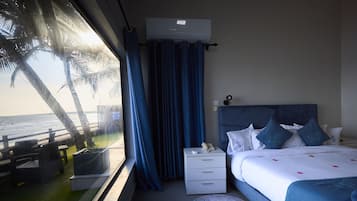 Suite presidencial, vistas al mar | Espacio para trabajar con un portátil y cortinas opacas