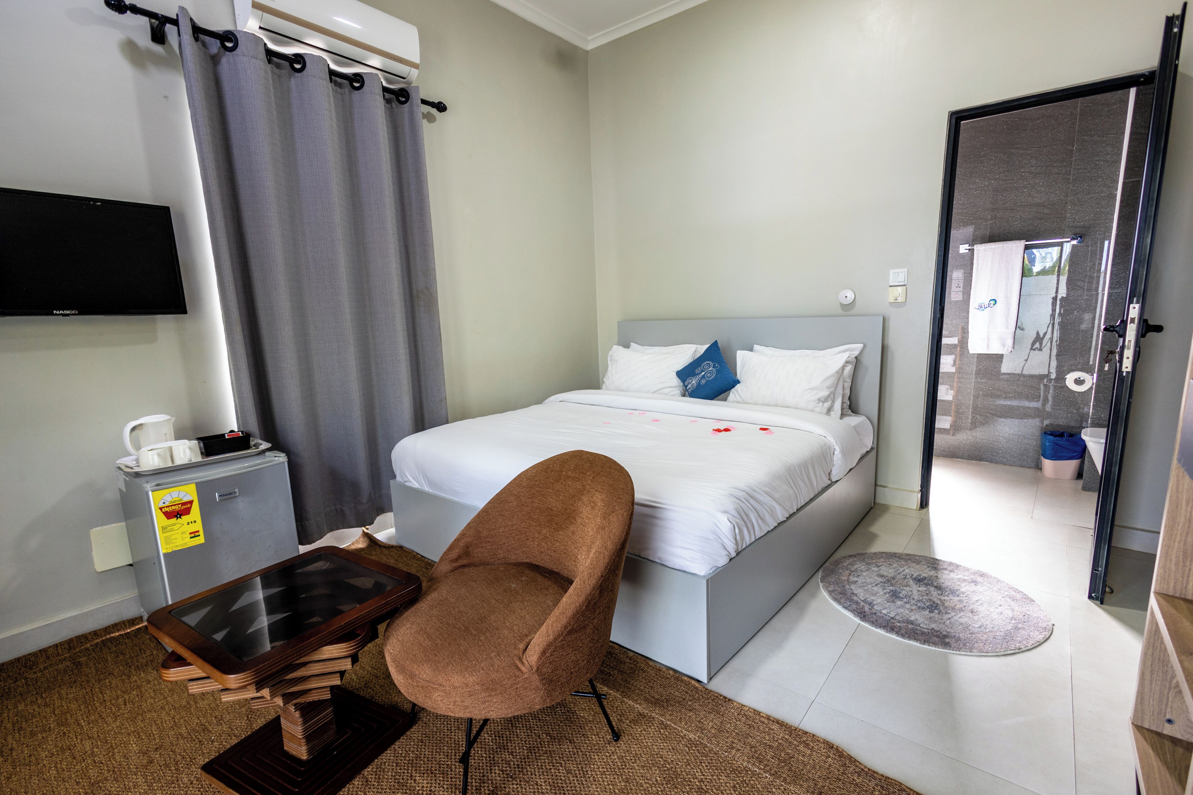 Habitación familiar, vistas al jardín | Espacio para trabajar con un portátil y cortinas opacas