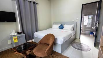 Habitación familiar, vistas al jardín | Espacio para trabajar con un portátil y cortinas opacas