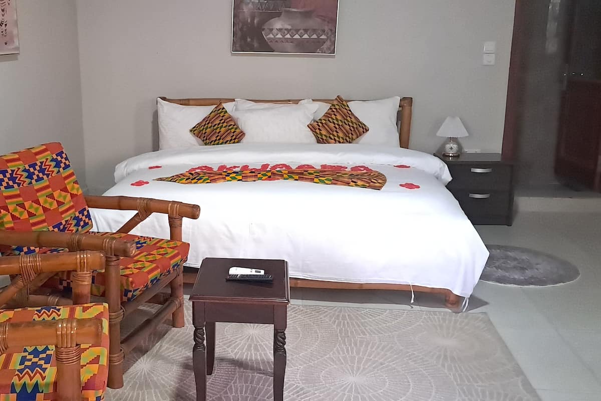 Espacio para trabajar con laptop y cortinas blackout