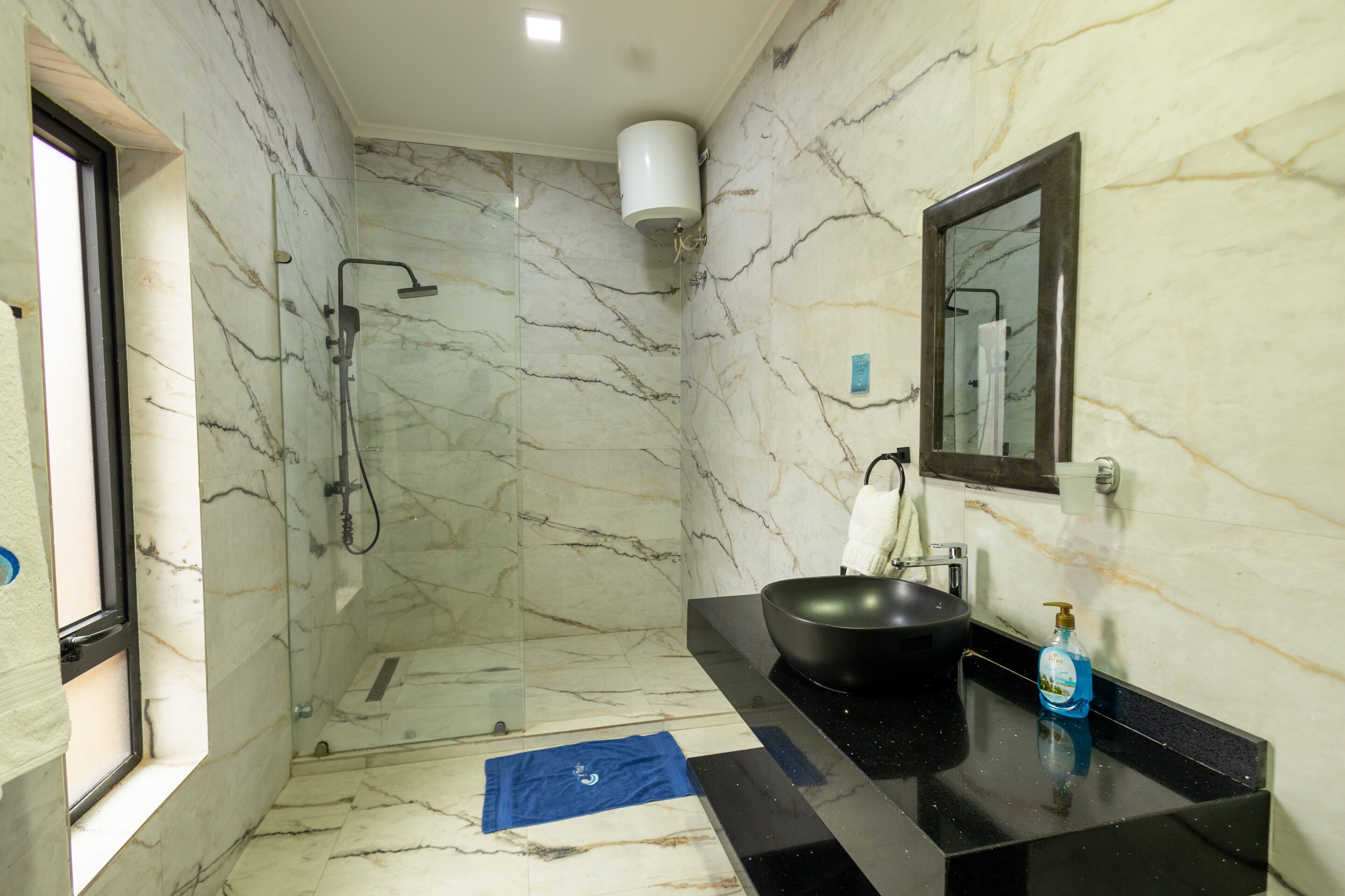 Executive Room, Sea View | Bathroom | Shower, rainfall showerhead, designer toiletries, hair dryer