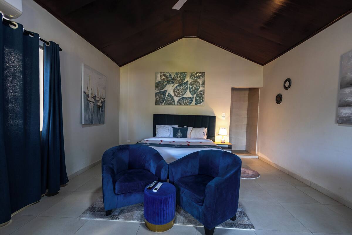 Laptop workspace, blackout curtains, iron/ironing board, free WiFi