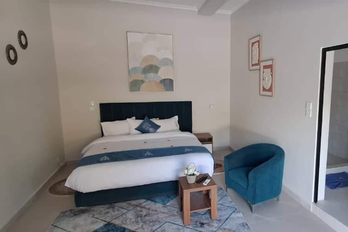 Habitación superior, vista al jardín | Espacio para trabajar con laptop y cortinas blackout