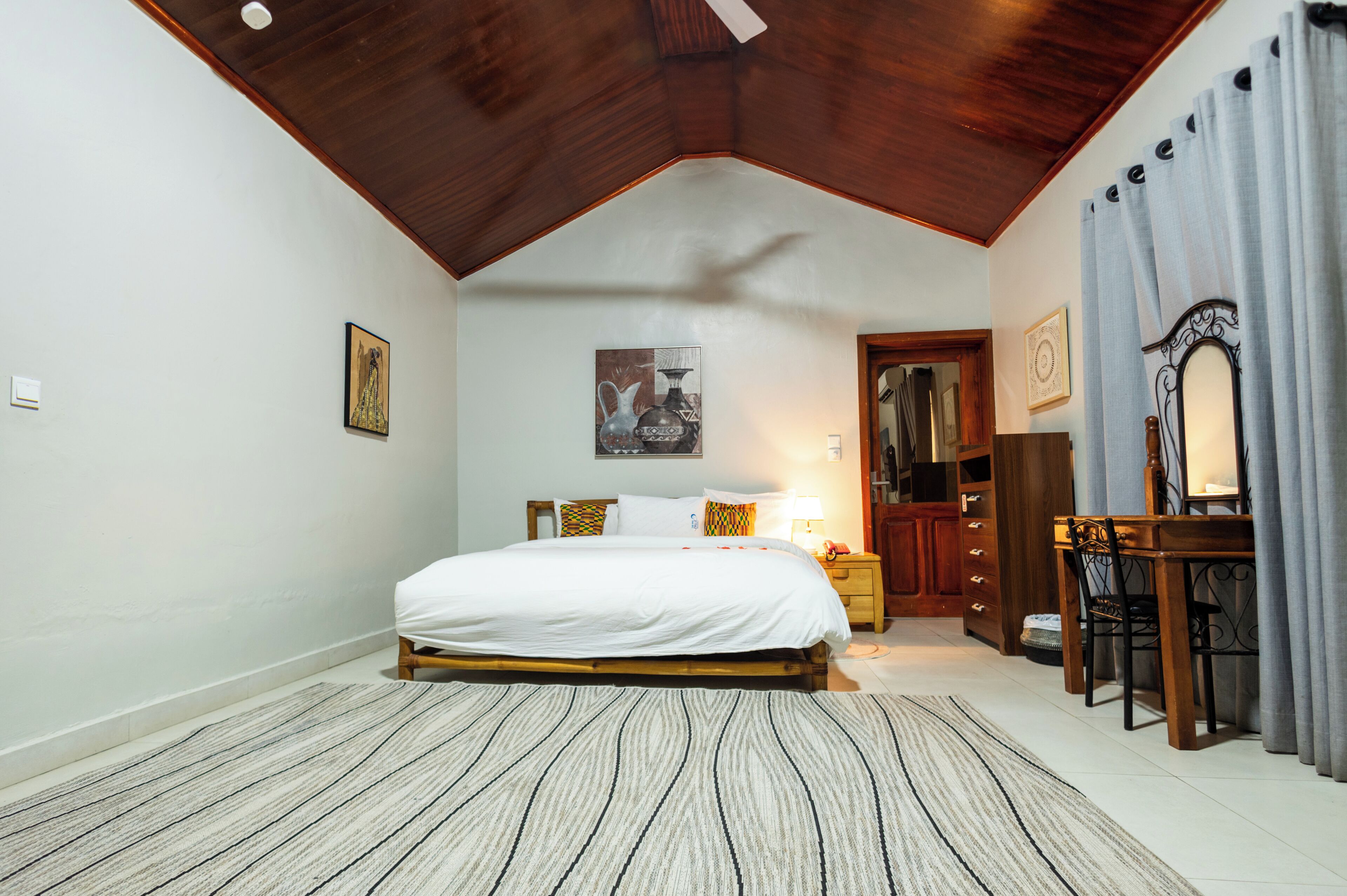 Espacio para trabajar con laptop y cortinas blackout 