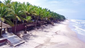 Private beach, white sand, free beach cabanas, sun-loungers - The Big Blue Resort & Spa (Nyanyanu)