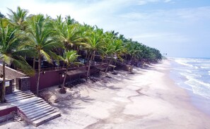 Private beach, white sand, free beach cabanas, sun-loungers - The Big Blue Resort & Spa (Nyanyanu)