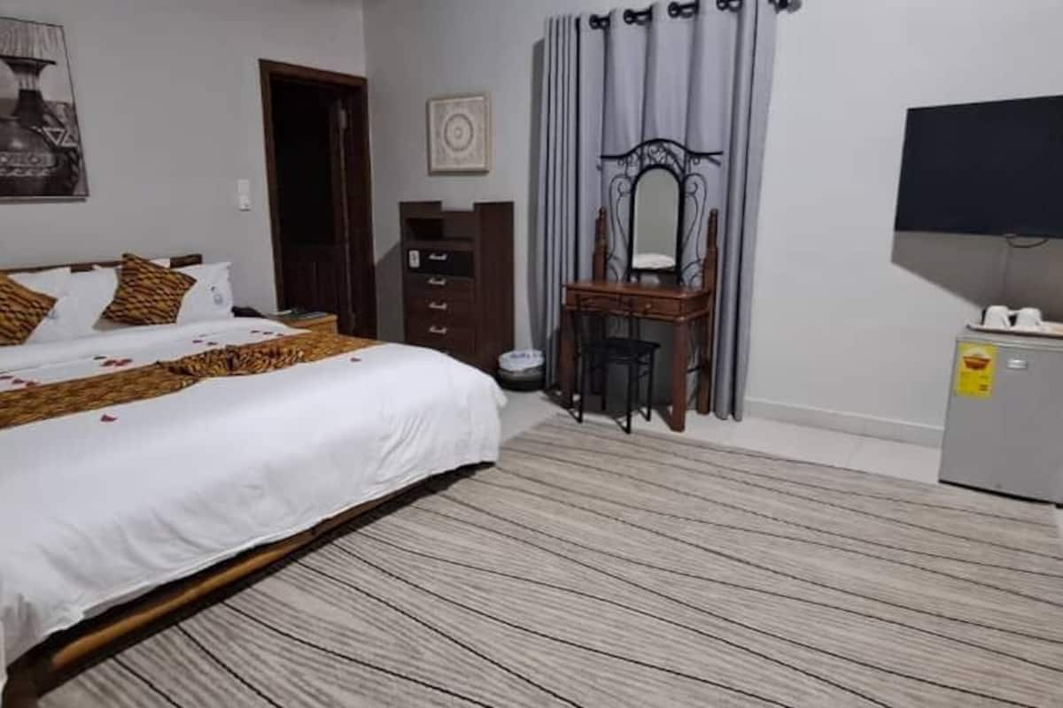 Casa de campo familiar, vista a la alberca | Espacio para trabajar con laptop y cortinas blackout